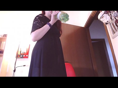 ❤️ Um escravo submisso que adora cuecas sujas e deliciosas é forçado a masturbar-se depois de ver este vídeo! ❤️ Sexo vídeo em nós