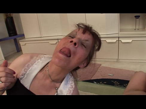 ❤️ Duas avós e um avô têm um ménage à trois ❤️ Sexo vídeo em nós