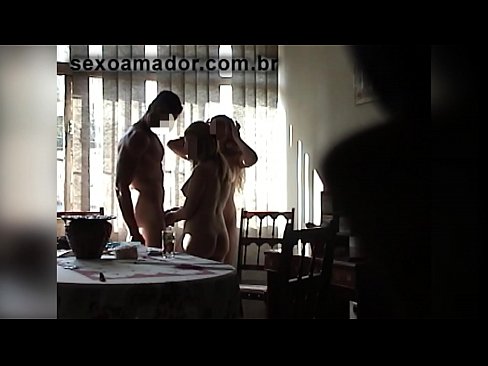 ❤️ Amigos sexuais convidam um homem gigante e um ménage à trois com ele ❤️ Sexo vídeo em nós