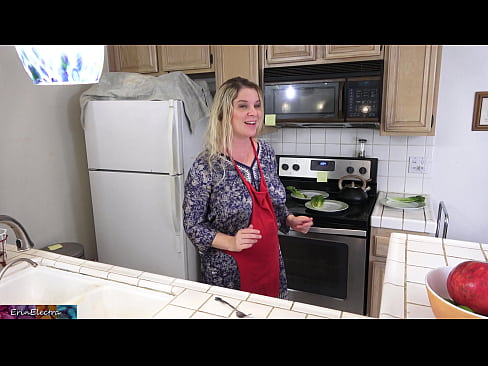 ❤️ A madrasta a ordenhá-lo na cozinha antes do seu encontro ❤️ Sexo vídeo em nós