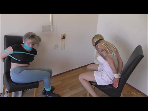 ❤️ Viciado / amarrado e amordaçado / donzela em apuros ❤️ Sexo vídeo em nós