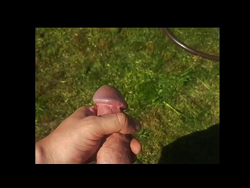❤️ A boazona fica com a rata rosa fodida e ejacula com um esguicho num jardim de Verão ❤️ Sexo vídeo em nós
