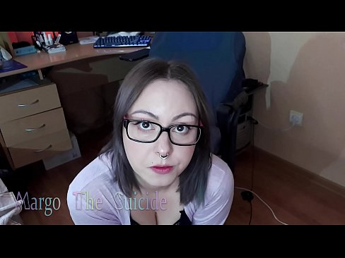❤️ Rapariga Sexy com Dildo de Óculos Chupa Profundamente na Câmara ❤️ Sexo vídeo em nós
