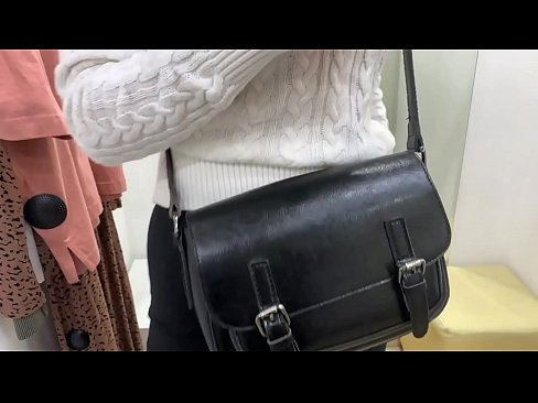 ❤️ Masturbação pública da jovem cadela FeralBerry com um dildo no provador ❤️ Sexo vídeo em nós