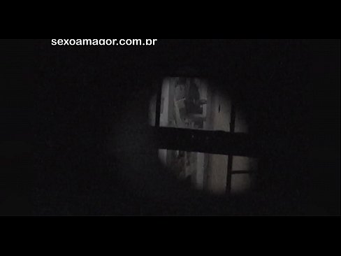 ❤️ Lourinho é filmado secretamente por um voyeur de bairro escondido atrás de tijolos ocos ❤️ Sexo vídeo em nós