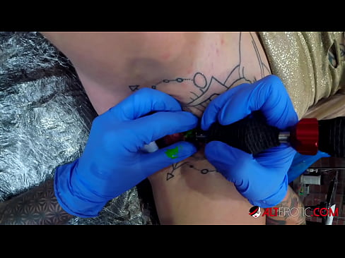 ❤️ Extremamente tatuada, a brasa Sully Savage fez uma tatuagem no seu clítoris ❤️ Sexo vídeo em nós