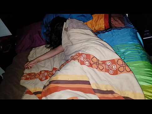 ❤️ Stepson berating a sua jovem madrasta enquanto ela dorme. ❤️ Sexo vídeo em nós