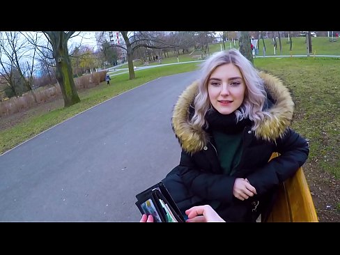 ❤️ Engole o esperma quente de um estranho por dinheiro - broche no parque por Eva Elfie ❤️ Sexo vídeo em nós
