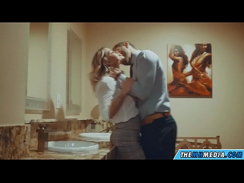 ❤️ Quando uma loira peituda o seduz numa casa de banho pública ❤️ Sexo vídeo em nós